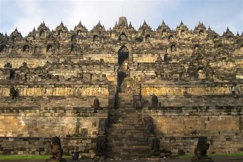 De Tempelcomplex van Borobudur: Een Architectonische Marvel uit de Sailendra Dynastie en een symbool van Boeddhistische Filosofie